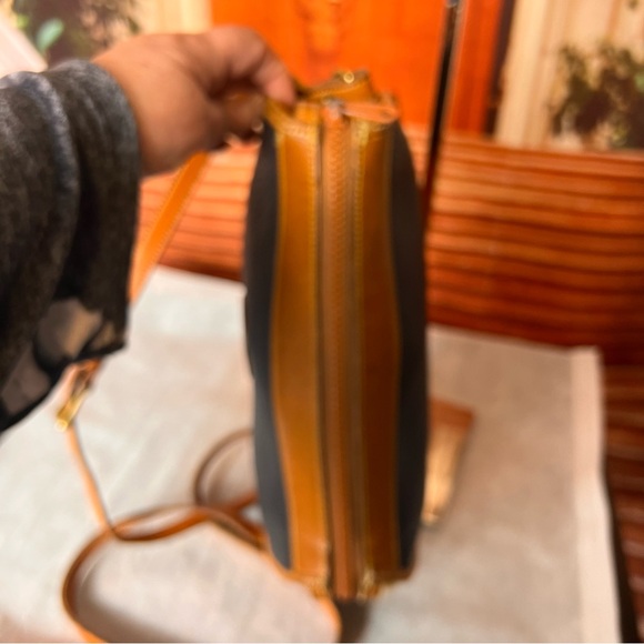Dooney & Bourke Black and Tan Leather Crossbody Shoulder Bag, great condition - Picture 17 of 17